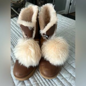Women’s UGG boots with Pom Pom. Fur lined!